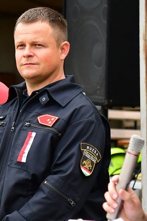 Farkas Tamás elnök az egyesület egyenruhájában